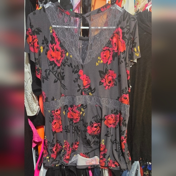 ❄️❄️ NWOT TORRID 2X Studio Knit Crew Neck Lace Inset Short Sleeve Peplum Top - Picture 4 of 5